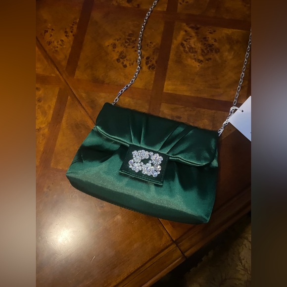 NWT-Elegant Green Satin Clutch with Chain Strap - Picture 3 of 12